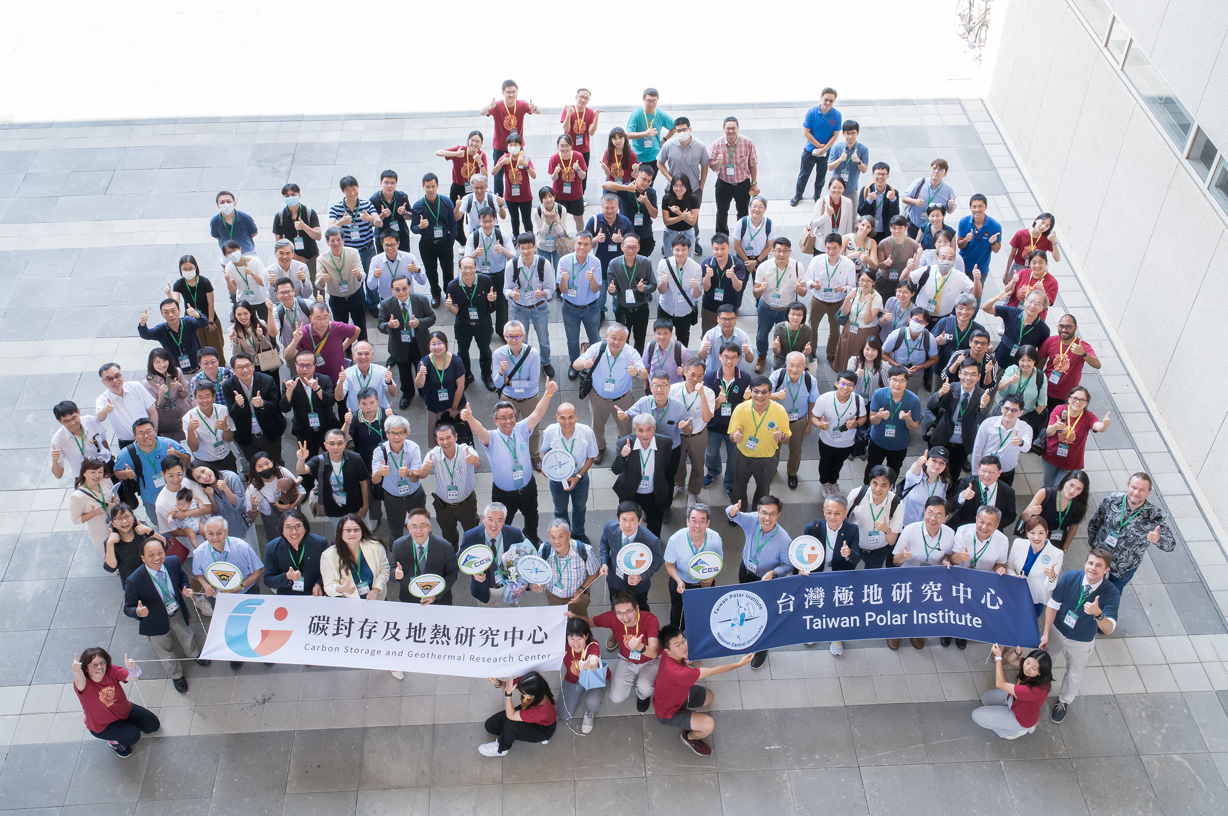 9月11日開學的第一天，中央大學舉行「碳封存及地熱研究中心」暨「台灣極地研究中心」揭牌典禮，各界貴賓雲集。照片地科學院提供
