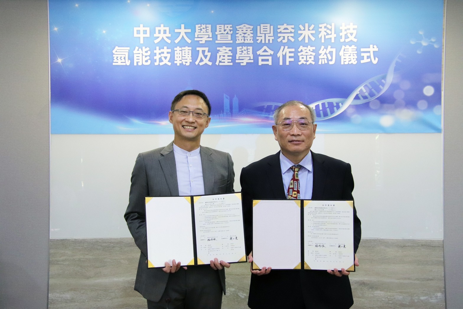 中央大學顏上堯副校長（右）與鑫鼎奈米張培俊總經理（左）完成產學合作簽約儀式。陳如枝攝