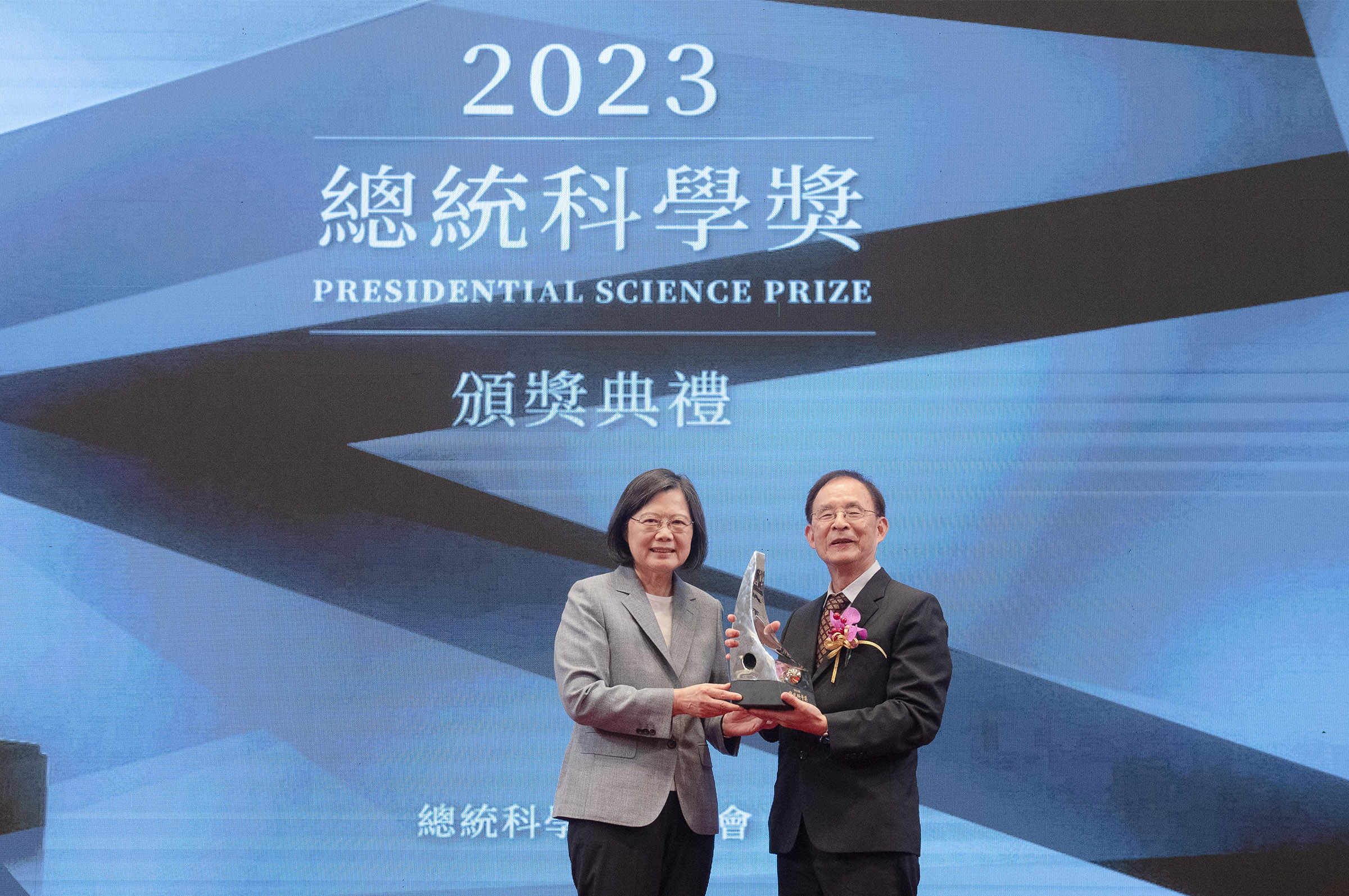 總統頒發2023年總統科學獎予獲獎人李文雄院士。照片國科會提供