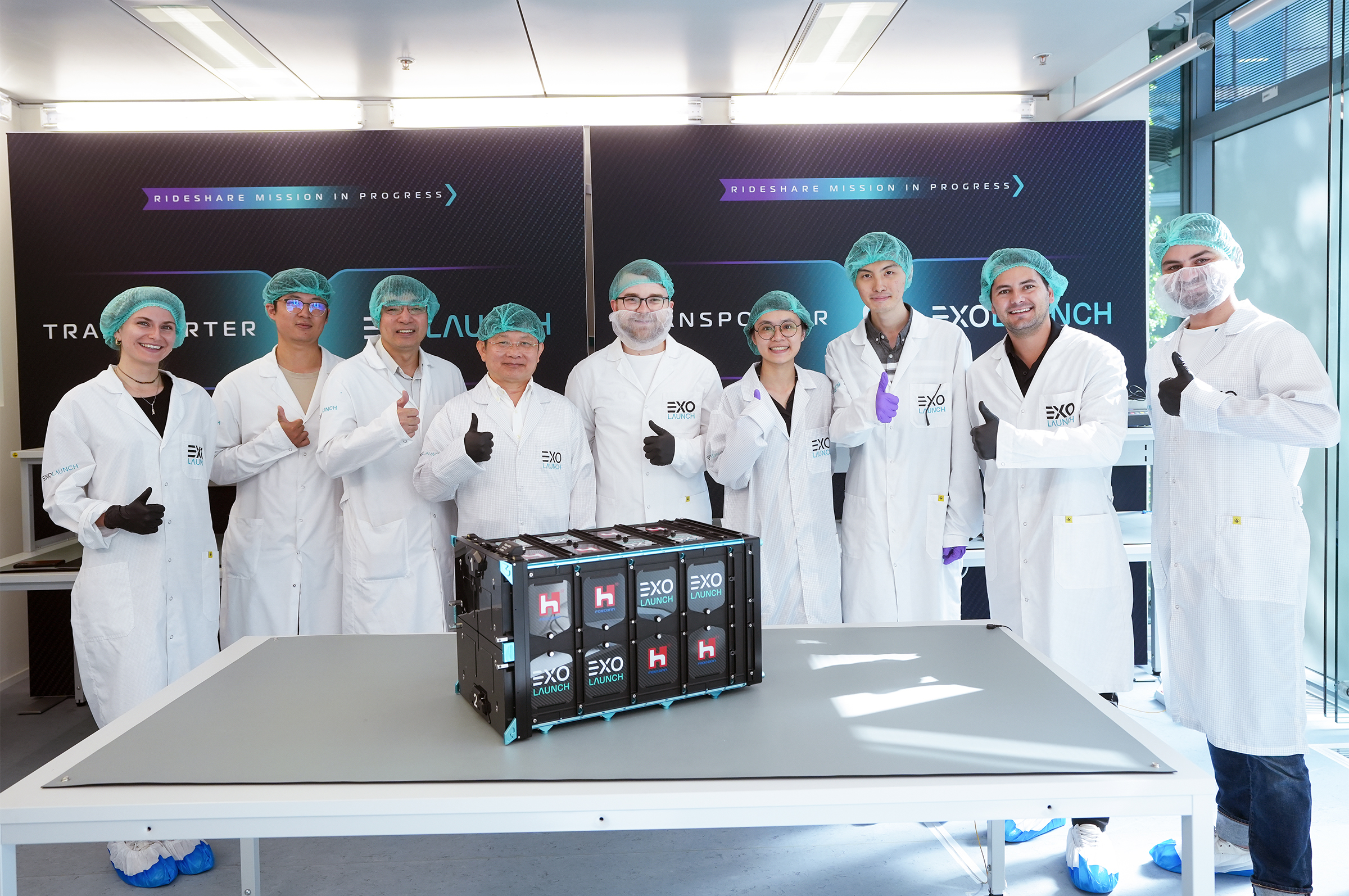 國立中央大學與鴻海科技集團共同研製的台灣首顆寬頻通訊立方衛星「珍珠號」（PEARL），在發射服務商Exolaunch總部完成衛星最後整合裝載於發射箱內，預計搭乘SpaceX獵鷹九號運載火箭升空。照片中央大學太空科學與科技研究中心提供