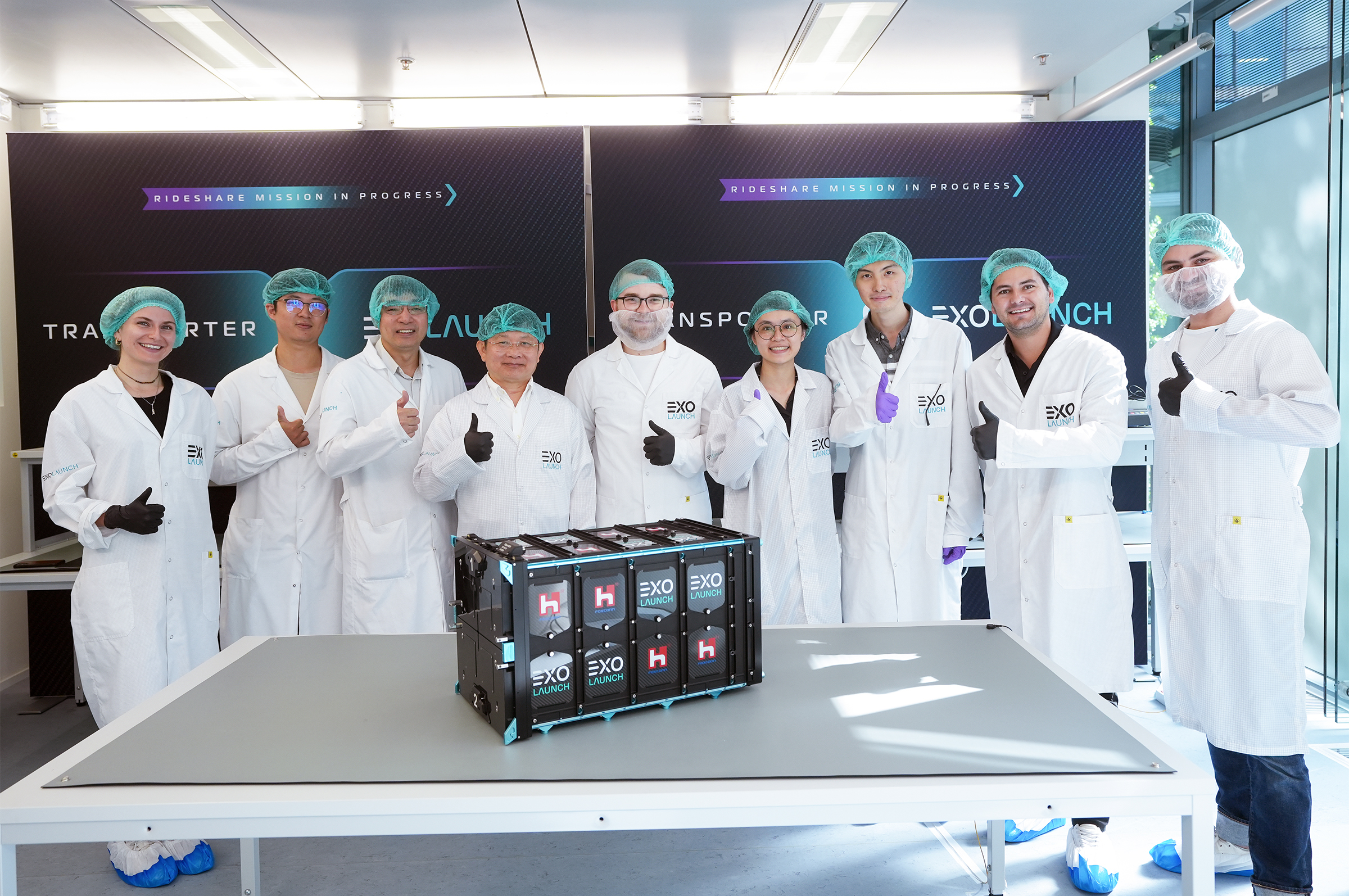 國立中央大學與鴻海科技集團共同研製的台灣首顆寬頻通訊立方衛星「珍珠號」(PEARL),在發射服務商Exolaunch總部完成衛星最後整合裝載於發射箱內,預計搭乘SpaceX獵鷹九號運載火箭升空。照片中央大學太空科學與科技研究中心提供
