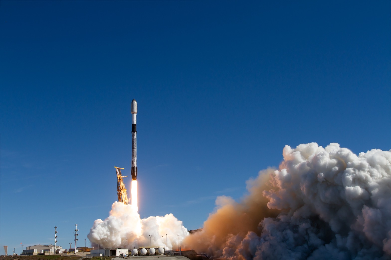 中央大學與鴻海科技集團共同研製的立方衛星「珍珠號」11月12日凌晨於美國搭載SpaceX獵鷹9號，順利發射成功。照片SpaceX提供