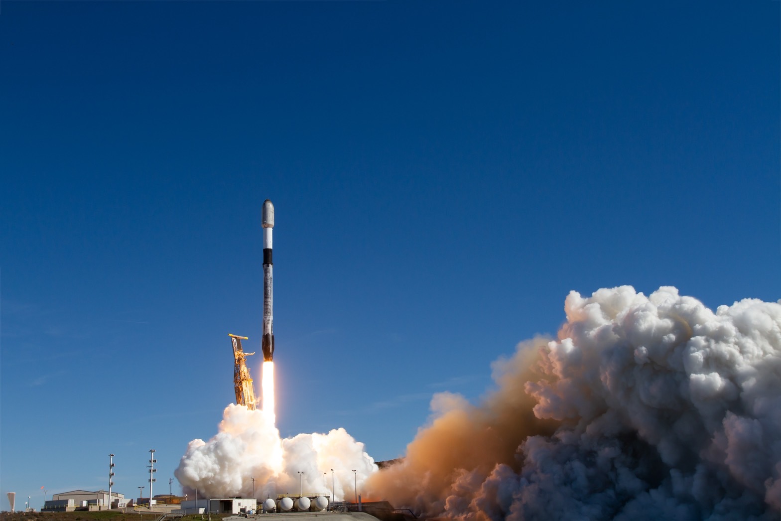 中央大學與鴻海科技集團共同研製的立方衛星「珍珠號」11月12日凌晨於美國搭載SpaceX獵鷹9號,順利發射成功。照片SpaceX提供