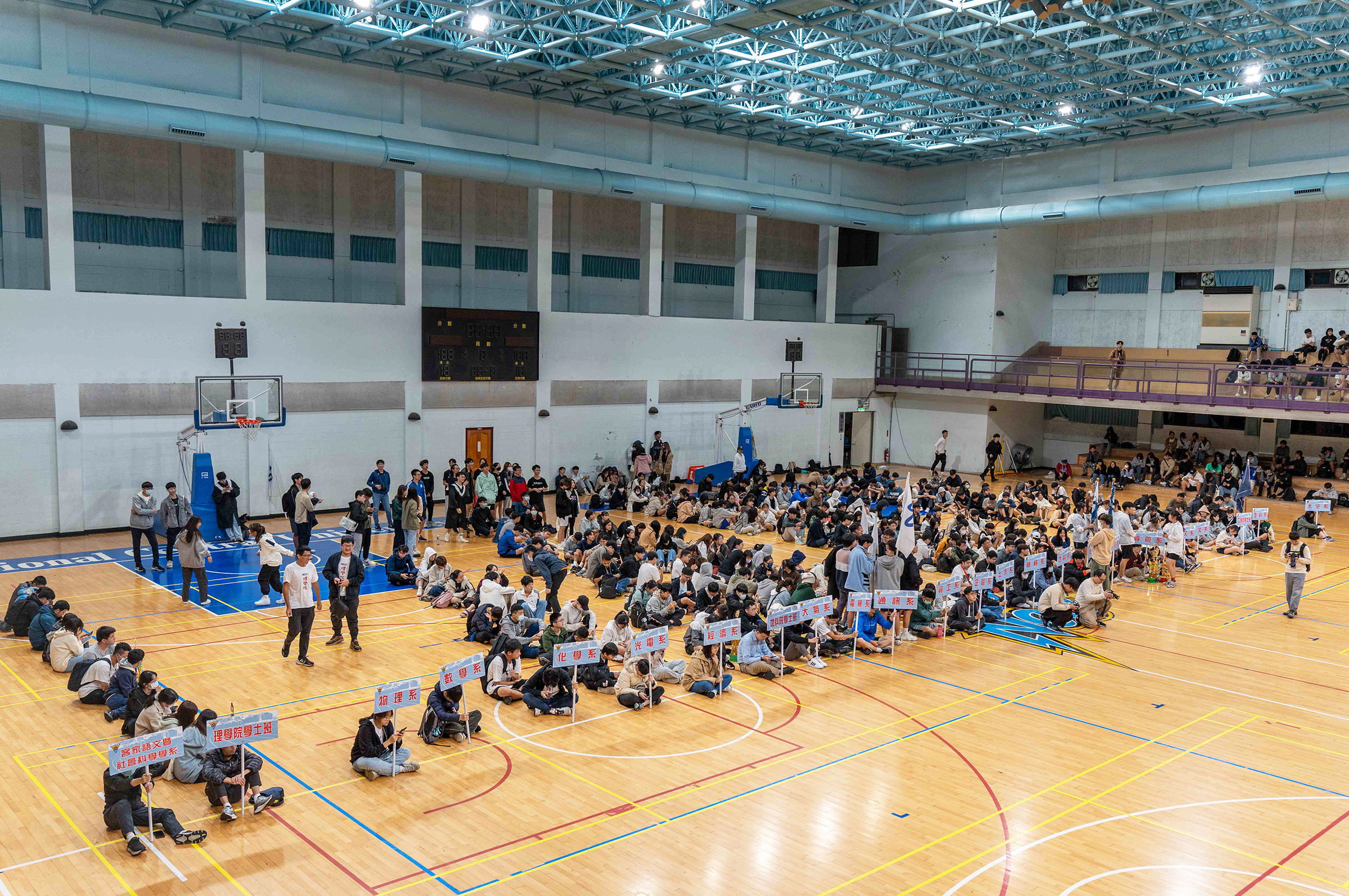 因天公不作美,運動會閉幕式移師至依仁堂籃球館舉行。蔣以新攝