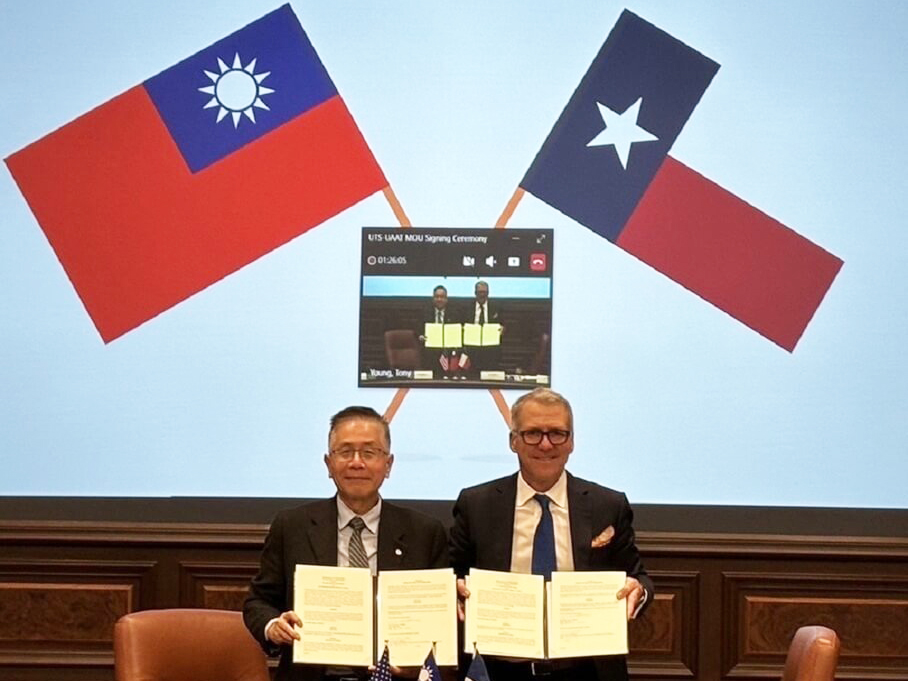 台灣代表、中央大學校長周景揚（左）與美國德州大學系統代表總校長米利肯（James B. Milliken）（右）完成簽署儀式。照片教育部提供