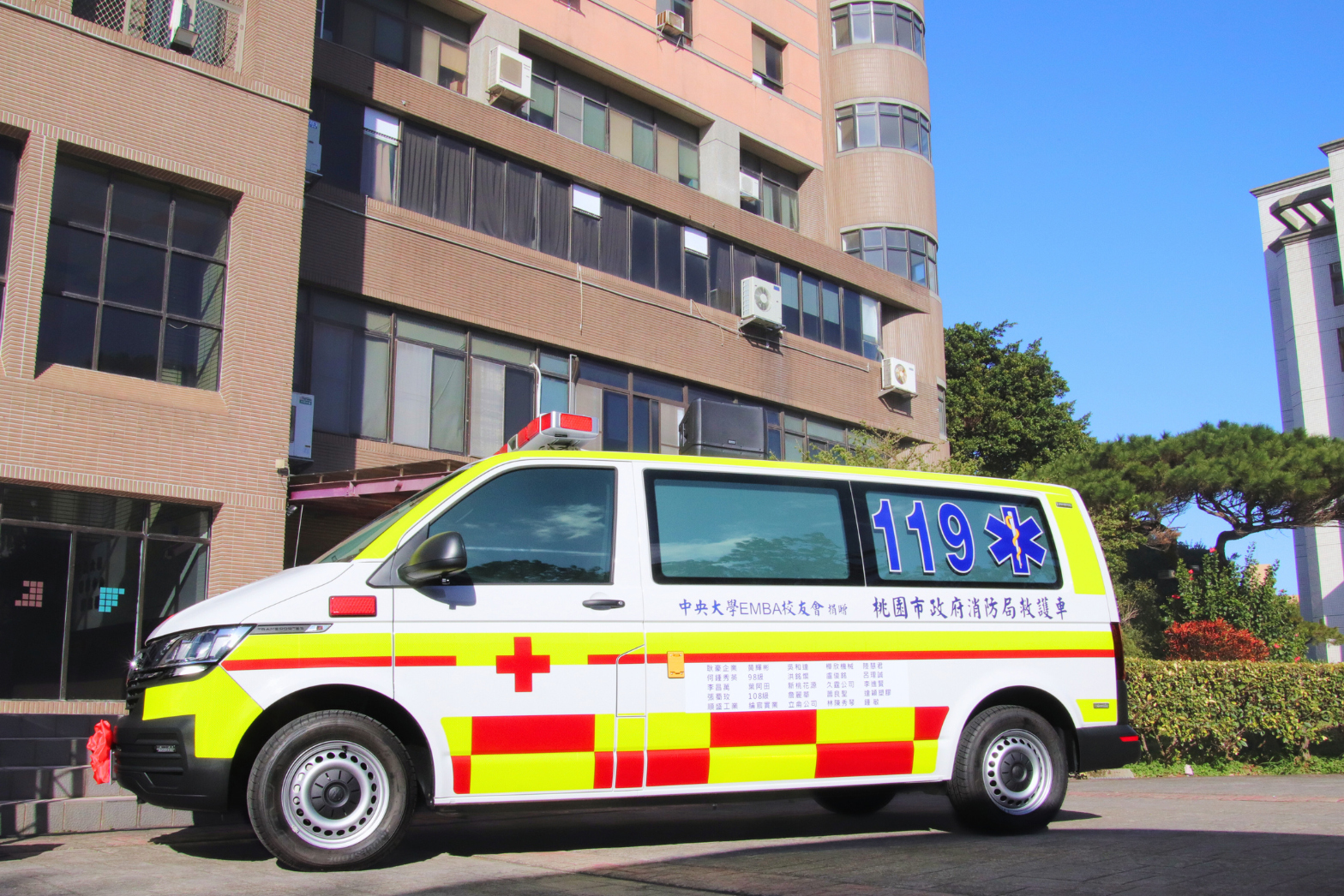 中央大學EMBA校友同學會捐贈的新式救護車，車身的巴騰堡格紋設計，具高辨識度，可確保救護人員執行緊急救護行車安全無虞。蔡沛倫攝