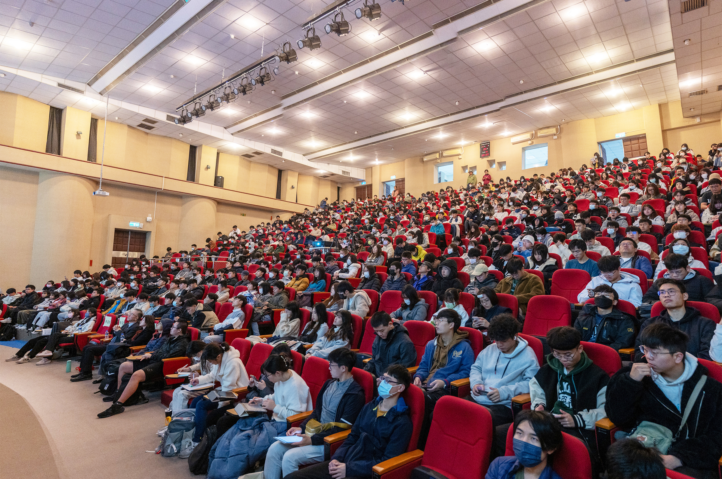 109週年校慶首場講座吸引爆滿的學生，現場幾乎座無虛席。王煒博攝