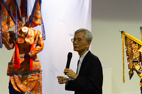 中央大學崑曲博物館館長洪惟助表示,此次是結合「崑腔武戲」與「裝置藝術」的大膽實驗性展出。王俊棠攝