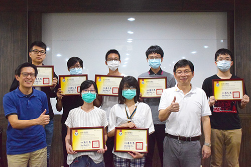 資工系學生參加「AI CUP 2019教育部全國大專校院人工智慧競賽」,表現優異,有多人獲得教育部獎狀。資工系主任許富晧(右)和副主任蘇柏齊(左)以學生為榮。陳韋翰攝