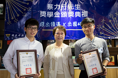 獲傑出領導獎學金的企管系趙駿（左）和中文系吳宗澔（右）與捐贈者鄺沛泉女士合影。吳雨潔攝