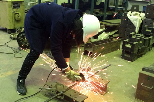 This competition emphasizes implementation. The female student also participates in cutting steel members. The photo is from Department of Civil Engineering.