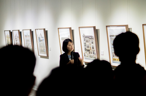 開幕茶會上，劉芸怡為現場觀眾導覽解說攝影作品。圖／藝文中心提供