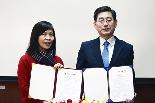 Representatives from NCU and Kangwon National University for signing the MOU: Dr. Kuo-Fong Ma (left), Director of E-DREaM Center, and Dr. Bo-An Jang (right), Executive Officer of RIER.