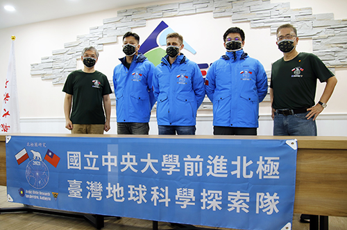 身著禦寒外套的中央大學北極探索隊整裝待發。照片左至右:中央大學地科學院院長許樹坤、地科系郭陳澔教授、張文和博士、管卓康研究助理和中央大學周景揚校長。陳如枝攝