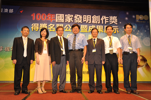 中央大學榮獲100年國家發明貢獻獎，由研發長朱延祥（左三）代表出席領獎。石孟佳攝