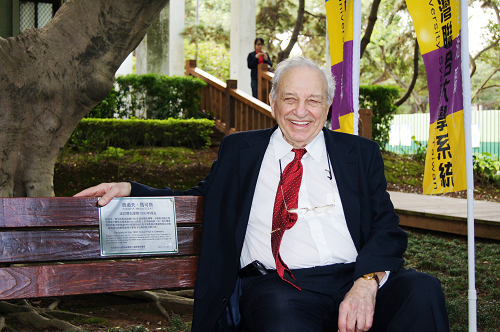 諾貝爾得主馬可斯教授坐上中央大學為他專屬打造的「諾貝爾之椅」，笑逐顏開。陳如枝攝