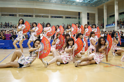 中文系清一色的女孩子，短旗袍加上舞扇，是全場最「吸睛」的隊伍。陳如枝攝