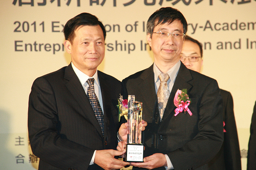 中大副研發長暨育成中心徐國鎧主任代表出席領獎。育成中心提供