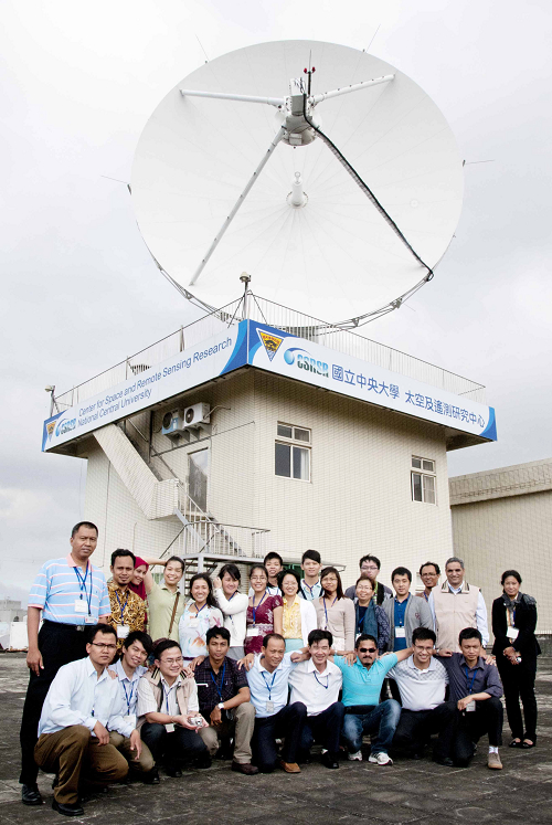 與會的東南亞各國年輕科學家在中央大學著名的十三米大天線合影。照片太遙中心提供