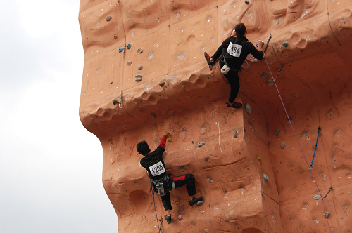 全國大專攀登錦標賽12月17、18日在中大舉行，選手像蜘蛛人般飛簷走壁。何中達攝