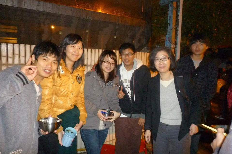 冬至寒夜，學務長郝玲妮（右二）出席外宿房東聯誼會舉辦的湯圓饗宴，關心外宿同學的生活起居。照片軍訓室提供