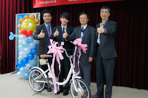 中大育成中心孵化有成的企業－英仕奇公司特別提供自行研發的電動腳踏車，作為抽獎禮品。陳如枝攝