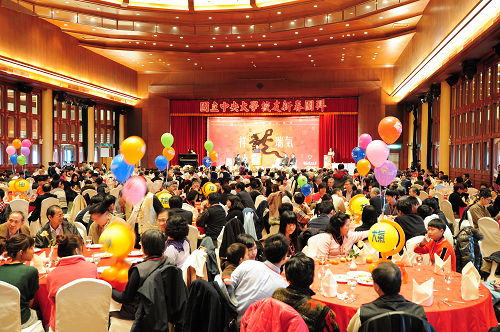 中央大學101年新春校友團拜第四年在台北圓山大飯店舉行，一年比一年盛大。駱主安攝