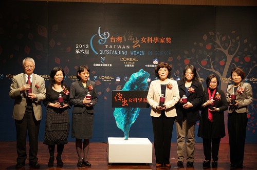 中央大學大氣系楊舒芝副教授（右三）獲頒台灣傑出女科學家新秀獎。陳如枝攝