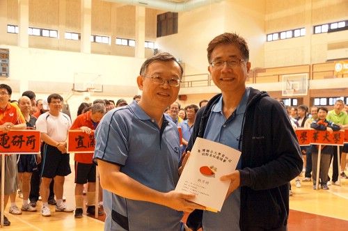 台灣聯大桌球聯誼賽，中央大學校長周景揚（右）和資電學院院長王文俊（左）都以行動支持，並下場參與比賽。陳如枝攝