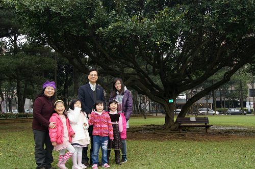 中大代理校長劉振榮和中大幼稚園都是樹木認養人，植樹節一同探望樹木生長情形。陳如枝攝