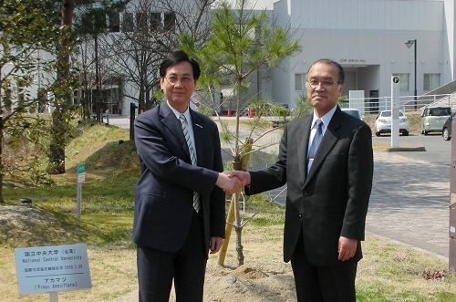 中央大學代理校長劉振榮 (左) 和日本廣島大學校長淺原利正 (右) 於日本共植松樹，象徵兩校的友好情誼。張惠文教授攝