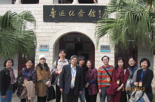 中文系參訪團於廈門大學魯迅紀念館合影。照片中文系提供