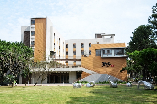 中央大學新建人文社會科學大樓與環境融為一體，榮獲內政部「黃金級」綠建築標章。石孟佳攝