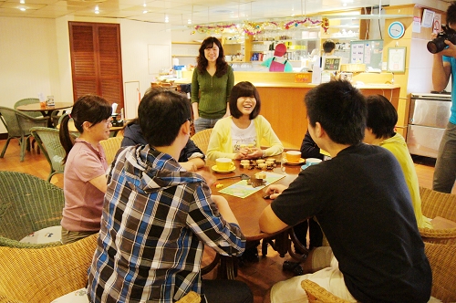 校園咖啡餐廳最近推出時下流行的「桌遊」服務，讓許多人趨之若鶩。陳如枝攝