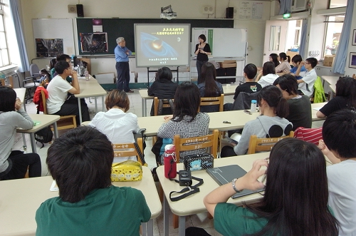 2012年4月8日國際泛星計畫小行星搜尋活動臺灣地區參加學校研討會。照片天文所提供