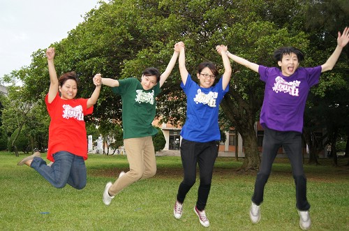 在中央大學舉辦的Wonderful Four “U” 精彩台聯大活動，四校學生將分別穿上不同顏色的Ｔ恤，展現青春和活力。照片台聯大辦公室提供