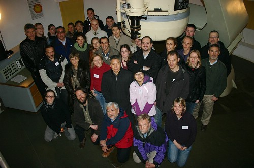 中央大學天文所團隊參與國際「Young Exoplanet Transit Initiative 觀測計畫」，取得重要研究成果。圖為天文所研究生胡佳伶（中間，淺紫外套）與指導教授陳文屏（前排，紅外套）在德國天文台與觀測團隊合影。照片胡佳伶提供