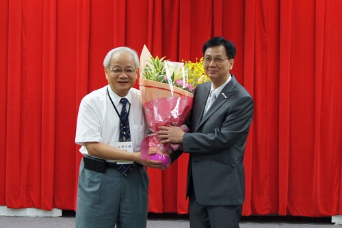 中央大學副校長劉振榮(右)頒獎感謝榮總前院長彭芳谷醫師(左)，感謝他當年促成這個重要平台的成立。王欣雯攝