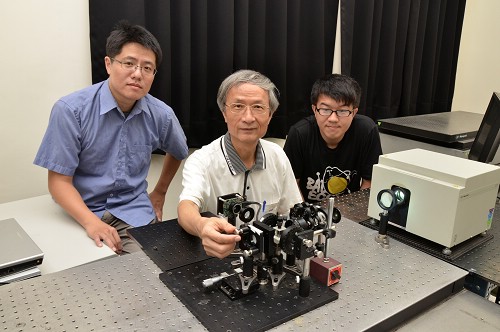 中央大學理學院院長李正中團隊成功自製出「三合一」薄膜測量器。一台檢測儀，可同時檢測出薄膜厚度、折射率和表面輪廓三項數據。石孟佳攝