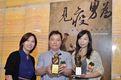 中央大學與護理師劉孔群(右）雙雙榮獲2012衛生署防疫獎勵團體獎和個人獎。石孟佳攝