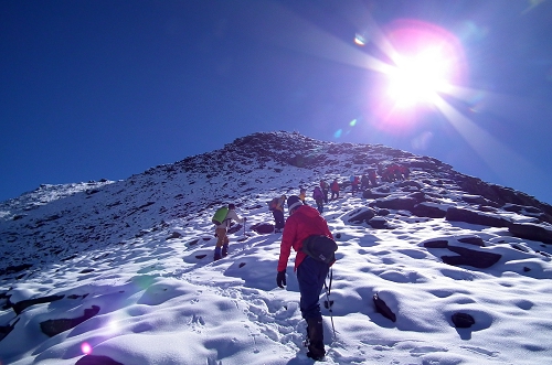 此次兩岸交流登山活動團員面臨嚴寒雪地，陡峭高度，挑戰自我極限。張侑甥攝。