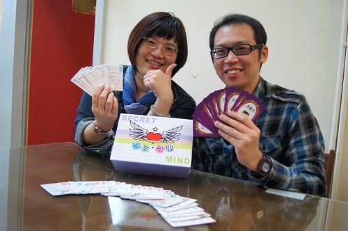 諮商中心輔導老師謝秀貞（左）與本校桌遊社指導老師陳柏光（右）共同研發的桌遊，遊戲中讓學子玩出好關係。陳如枝攝
