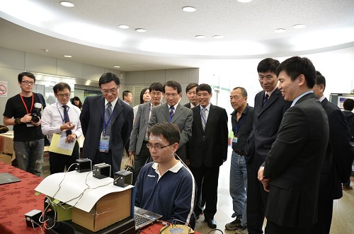 中央大學電機系李柏磊副教授（右一）發表「視覺驅動腦波人機介面」技術。陳如枝攝