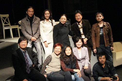 《逆旅》演員與幕後工作團隊。包括台灣文學館館長李瑞騰(前左一)、戲劇指導周慧玲(前左二)、導演徐堰鈴(前左三)、編劇詹傑(後右一)。王欣雯攝