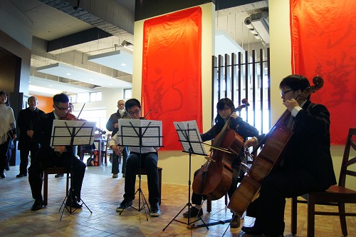 在中大弦樂團悠揚樂曲中，「Fiesta綠色交誼廳」更增添藝文氣息。朱韻璇攝