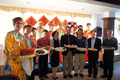 中央大學於校內綠色餐廳舉辦「開運健康年菜」活動，陪伴六十多位境外生過一個健康的好年。王欣雯攝