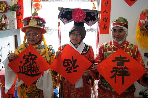 來自印尼的國際學生身著中國傳統服飾，感受過年的熱鬧氣息。王欣雯攝
