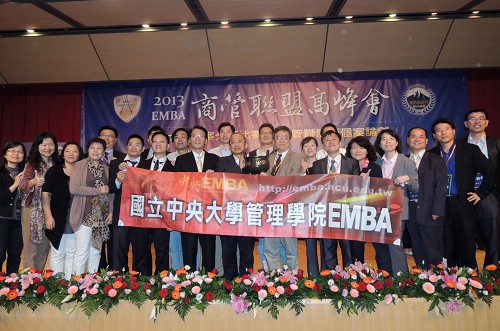 中大EMBA 李小梅執行長與范錚強教授率領EMBA參賽選手榮獲「三冠王」殊榮。照片EMBA提供