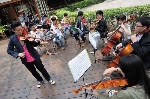 中大弦樂團在小木屋露天廣場的演出，深受好評，為校園增添不少藝文氣息。駱主安攝