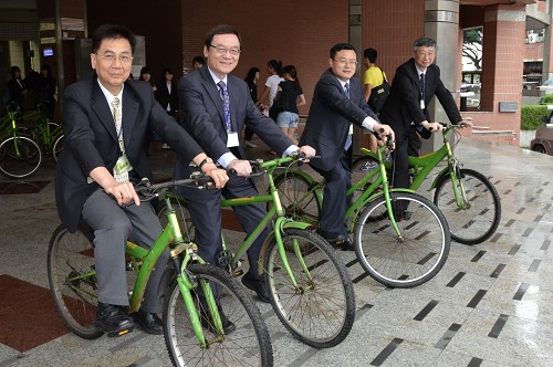 第二屆兩岸三地綠色大學聯盟會議研討會在中央大學召開，參與貴賓支持響應中大「綠色腳踏車」。石孟佳攝